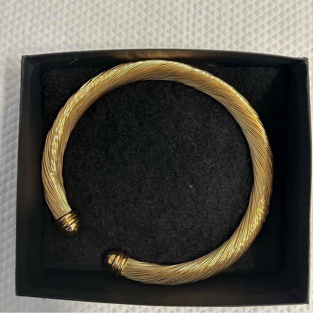 Vintage style gold tone wire cuff choker necklace.
